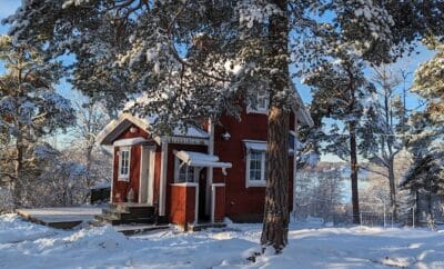 Charmig 20-talsidyll i Åhus – havsnära lugn på skogstomt